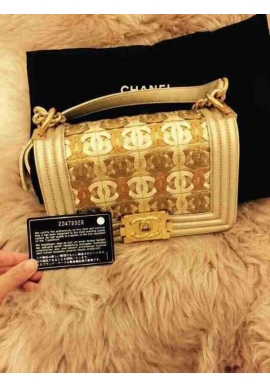 CHANEL Le Boy